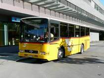 Postauto - MAN GR 102390 bei der Postautohaltestelle vor dem Bahnhof in Landquart am 26.07.2009