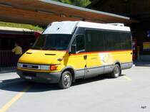 Postauto - IVECO  GR 154013 bei der Postautohaltestelle vor dem Bahnhof in Filisur am 26.07.2009