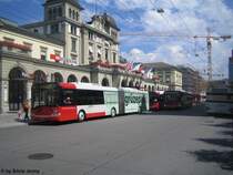 Stau am Hauptbahnhof... Obwohl am 1.8.09 nach Sonntagsfahrplan gefahren wurde, gab es ein sch�nes Chaos. Zuvorderst zu sehen der Wagen 338 ''Gr�zepark'' auf der Linie. Dahinter steht der Wagen 205 auf der Linie 5. Daneben der Wagen 287 auf dem 12er. Nicht sichtbar steht hinter dem Wagen 205 noch ein Postauto der Linie 680. Und im Hintergrund will auch noch der Trollino 180 der Linie 2 vorbei fahren...