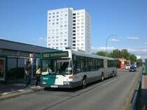 Mercedes-Benz O 405 N (Niederflur-Stadtversion) auf der Linie 693 nach Hermannswerder Ksselstrae an der Haltestelle Am Stern Johannes-Kepler-Platz.
