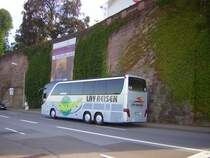 Ein Reisebus der Firma Lay Reisen steht unterhalb der Saarbr�cker Schlo�mauer. Fahrg�ste waren keine zu sehen.