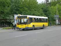 Mercedes-Benz O 405 N (Niederflur-Stadtversion) auf der Linie 263 am S-Bahnhof Gr�nau.
