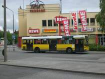 Mercedes-Benz O 405 N (Niederflur-Stadtversion) auf der Linie 263 am S-Bahnhof Gr�nau.
