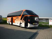 Der VIP-Classbus auf dem dem Hof am 03.05.2009 in Oberndorf fertig zum Einsteigen f�r eine gro�e Reise.