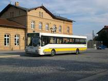 Mercedes-Benz O 405 N (Niederflur-Stadtversion) auf Betriebsfahrt am Bahnhof Ludwigsfelde.
