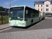 V-KV 521 mit Fahrradanh�nger auf der Freizeitbuslinie Vogtland am Bahnhof von Klingenthal.