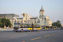 Drei Gelenkbusse am 14. Juli 2009 vor dem Eisenbahn-Museum in Peking.