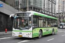 Trolleybus mit Vollwerbung am 28. Juli 2009 in Shanghai.