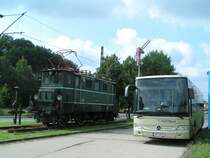 Jahrzehnte Unterschied, liegen zwischen MB-Integro zur Denkmallok 1045.12; Attnang-Puchheim 090811