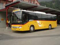 Setra S412 UL BE 401465 beim Bahnhof Meiringen nach der Fahrt von der Schwarzwaldalp hinunter.
Aufgenommen am 13.08.2009