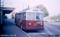 Aus dem Dia-Archiv: Saurer-Trolleybus 25 auf  Gratis-Fahrt  zum Jubiläum 50 Jahre Trolleybusbetrieb in Winterthur im Oktober 1988, Endstation Wallrüti, Oberwinterthur. Dieser Wagen ist im Keller des Busdepots Grüzefeld abgestellt! Nachtrag: Uebernahme durch den Trolleybusverein Schweiz im Juni 2012.