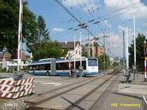 Hess-Swisstrolley 150 bei der Fahrleitungskreuzung mit der Uetlibergbahn am 1.7.08 in Friesenberg.