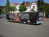 Ein mit Werbung gestalteter Citaro-Bus wartet auf seine Fahrt zur Haltestelle Rmerkastell.