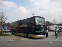 Ein Volvo-Doppeldecker aus England macht Rast an der Raststtte Sindelfinger-Wald bei Stuttgart auf der A8 in Richtung Mnchen