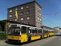 Mercedes Benz O 305 Gelenkbus von 1980 der SSB in Warteposition vor der Stra�enbahnwelt Stuttgart (Stra�enbahnmuseum) am 30.08.2009 (dahinter Mercedes Benz O 322 von 1962).