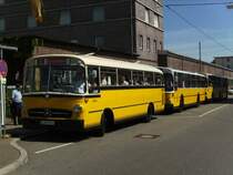 Mercedes Benz O 322 von 1962 der SSB mit Fahrg�sten auf Sonderfahrt im Pendelverkehr zwischen Stra�enbahnmuseum (50 Jahre GT4) und H�henpark Killesberg (70 Jahre Kleinbahn) am 30.08.2009 (dahinter Mercedes Benz O 307 (Bj. 1981) und O 317 G (Bj. 1974).

