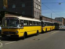 Mercedes Benz O 322 von 1962 der SSB mit Fahrg�sten auf Sonderfahrt im Pendelverkehr zwischen Stra�enbahnmuseum (50 Jahre GT4) und H�henpark Killesberg (70 Jahre Kleinbahn) am 30.08.2009 (dahinter Mercedes Benz O 307 (Bj. 1981) und O 317 G (Bj. 1974).