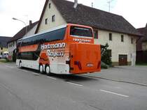 Hartmann-Reisen der Fahrer meinte der n�chste Winter kommt bestimmt und hat schon mal den Ski-Koffer ausprobiert.