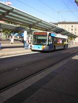 Die Linie 121 ist gerade am Hauptbahnhof angekommen.