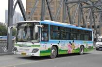 Bus der Linie 921 mit Werbung am 27. Juli 2009 in Shanghai.