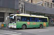 Werbetrolleybus der Linie 20 am 28. Juli 2009 in Shanghai.
