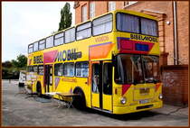 Ein MAN Doppeldecker umgebaut zum  Bibelbus  vor einer Stralsunder Schule.