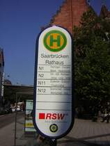 Das ist die Haltestelle des Nachtbus. Das Projekt ist beim SVV noch in der Test Phase.Die Haltestelle befindet sich am Saarbrcker Rathaus.