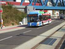 Ein Saarbrcker-Erdgasbus der Marke MAN fhrt gerade die Haltestelle Rmerkastell an.