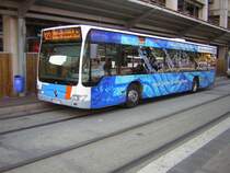 Ein Citaro mit Werbung an der Haltestelle Saarbrcken-Hauptbahnhof.