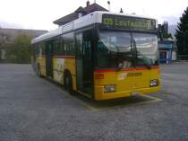 Mercedes-Benz O405 N BE 448657 (Regie Frick/Aarau) am Bahnhof Frick; Aufnahme vom 01.11.2008.
Dieses Fahrzeug kommt urspr�nglich aus dem Kanton Graub�nden, wo es als Skibus eingesetzt wurde. Nachdem es in der Regie Triengen als Reservefahrzeug im Einsatz stand, wurde es w�hrend der Revision der Setras nach Frick bzw. Aarau verschoben. Nach diesem Einsatz wurde er wieder zur�ck nach Chur versetzt.