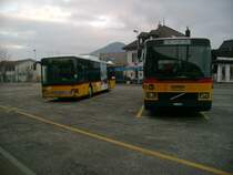 Setra S 315 NF AG 428673 (Regie Frick/Aarau) & Volvo B10M AG 17892 (PU Br�ndli) am Bahnhof Frick; Aufnahme vom 13.01.2008