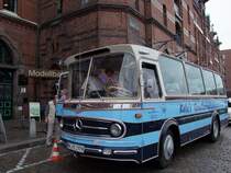 MB der Kelo´s-Gesellschaftsfahrten ist mit einer Reisegruppe vorm Miniaturwunderland in der Hamburger-Speicherstadt vorgefahren;090902