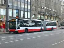 Mercedes-Benz O 530 II (Citaro Facelift) auf der Linie 4 nach Hauptbahnhof/ZOB am S+U Bahnhof Jungfernstieg.
