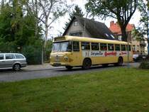 Ein Historischer Eindecker auf der heutigen Linie 133 in Alt-Heiligensee.