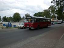 Ein Historischer Eindecker auf der heutigen Linie 133 in Alt-Heiligensee.Ein ehemaliger Bus der VHH in Hamburg.

