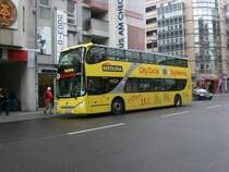 Volvo-Doppeldecker Sightseeing-Bus am U-Bahnhof Kochstrae am Checkpoint-Charlie.