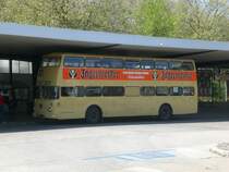 Ein historischer Doppeldecker auf der Linie 218 nach Pfaueninsel am ZOB Berlin.