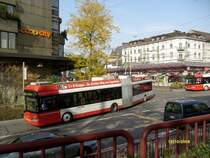 SW - Solaris Gelenktrolleybus 175 beim Abbiegen vom Bahnhofplatz in die Zrcherstrasse am 13.10.2008