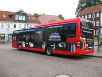 Ein Mercedes Benz O 530 LE der Regionalbus Braunschweig GmbH (Betriebsstelle Goslar) am Kronenplatz in Bad Harzburg kurz vor der Weiterfahrt nach Altenau. Der Bus trgt Werbung fr die Firma Wiedemann aus Sarstedt.
