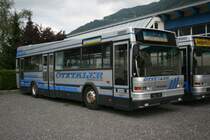 Bereits ohne Nummer: Ein Neoplan N416 der �tztaler Verkehrsgesellschaft abgestellt auf dem Gel�nde des alten Depots in �tztal-Bahnhof. 