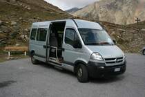 SAD/Gufler Reisen, Moos in Passeier, CS944HP (Opel Movano 3500, 2004) am 12.9.2009 auf dem Timmelsjoch. Ausser dem Kartonschild hinter der Frontscheibe deutet nichts auf einen Linieneinsatz hin...