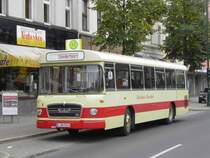 MAN 750 HO - 11 MA (Wagennumer 8921, Baujahr 1969) der Rheinbahn AG D�sseldorf. Dieses Fahrzeug geh�rt zum historischen Fuhrpark des Unternehmens. Am 13.09.2009 ist es anl�sslich der Veranstaltung  Tag des offenen Denkmals  als Pendelbus zwischen D�sseldorf-Grafenberg, Burgm�llerstra�e und D�sseldorf-Ludenberg, Rennbahn unterwegs. Ort: D�sseldorf, Burgm�llerstra�e.