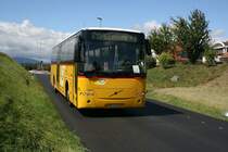 PU SAPJV, L'Isle, Nr. 35 (VD 383'862, Volvo 8700) am 14.9.2009 unterwegs als Schulbus oberhalb Cossonay. 