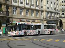 Bus Nummer 736, der von Basels Kindern bemalt wurde steht an der Haltestelle Schiffl�nde der Linie 34. Das Bild entstand am 20. Mai 2009.
