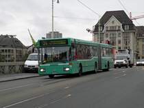  Schn�ppli Bus  732 f�hrt auf der Mittleren Br�cke in's Grossbasel. Die Aufnahme enstand am 15. September 2009.