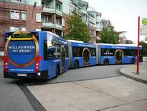 XXL VanHool 8510 an der Endschleife in HH.Burgwedel,mir anderer Werbung f�r die Europa-Passage,nett eingeknickt.