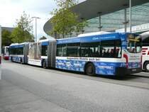 XXL-VanHool 8705,am ZOB in HH.,der f�r die EUROPA-Passage wirbt.