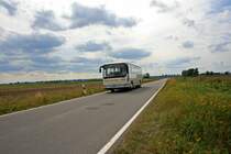 LOS UN 527 auf Regionlbuslinie 448 nach Eisenhüttenstadt am 07.09.09 bei Wiesenau