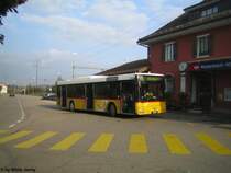 Postauto Nr. 197 (PU Motrag) am 18.9.09 beim Bahnhof Rickenbach-Attikon. Dieser MAN wurde im Jahre 2006 f�r die Linie 615 (Altikon - Rickenbach - (Bhf. Oberi)) beschafft. Da sich die Linie 615 ziemlich abseits von Einzugsgebiet von PU Motrag in Flaach befindet. Wird dieser Wagen jeweils �ber Nacht in Ellikon a. Th. eingestellt. Um unn�tige Leerfahrten auch f�r die Chauffeure zu vermeiden. Fahren auf der Linie 615 mehrheitlich nur Chauffeure, die in der Umgebung des 615ers wohnen. Am 18.9.09 steht der Wagen 197 beim Bahnhof Rickenbach-Attikon, und wartet auf die S30.