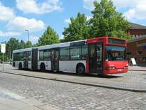 Auf der Warteposition am BF Vegesack steht dieser Neoplan N4021 der BSAG diese Fahrzeuge haben alle die rote Umweltplakette bekommen, da sie nur Euro2 Motoren haben. Der Einstieg im Nachl�ufer ist bei diesen Bussen stufenlos konstruiert worden. Ich hoffe, dass diese Busse noch einige Jahre hier in Bremen bleiben werden. 